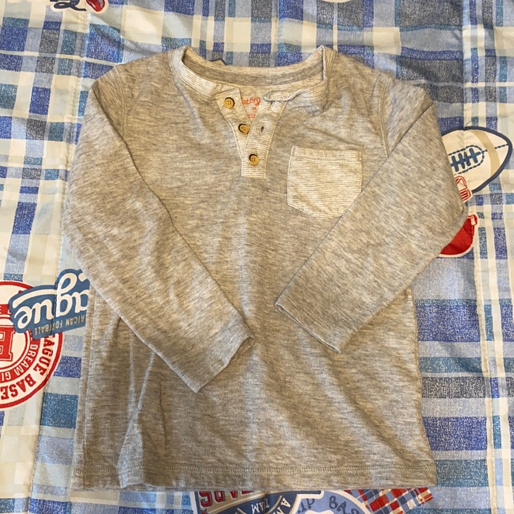 Gray long sleeve shirt
